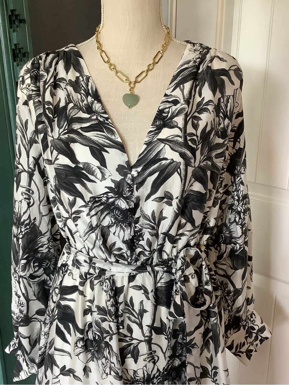 H&M Black and White‎ Floral Dress with V-Neck- Size Large - Picture 2 of 8
